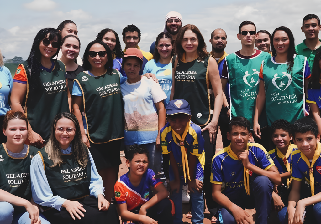 Grupo de voluntários em açõa solidária da ONG ADRA Imperatriz.